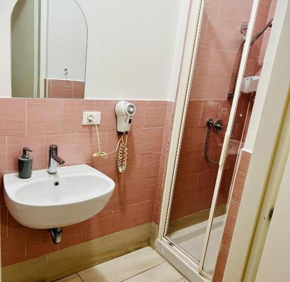 Pokój Standard Trzyosobowy, Le Maschere