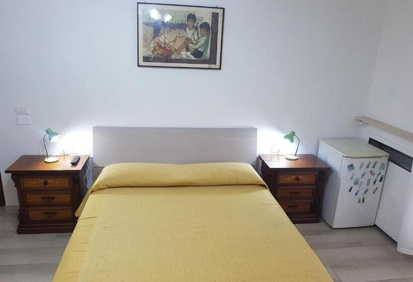 Pokój Standard Trzyosobowy, Le Maschere