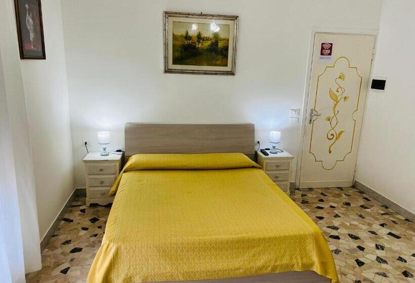 Pokój Standard Trzyosobowy, Le Maschere