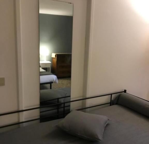 اتاق سوپریور سه تخته, Venice And Venice Apartments   Private Rooms In Shared Apartment