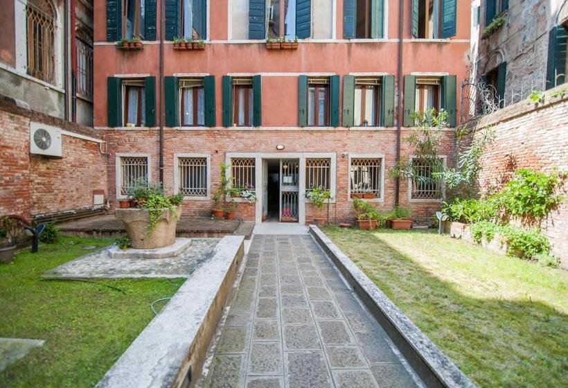 اتاق سوپریور با تخت بزرگ, Venice And Venice Apartments   Private Rooms In Shared Apartment