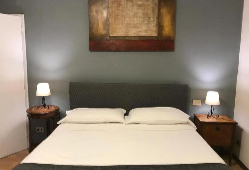اتاق سوپریور با تخت بزرگ, Venice And Venice Apartments   Private Rooms In Shared Apartment