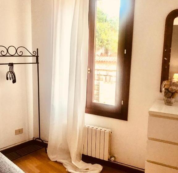 اتاق سوپریور با تخت بزرگ, Venice And Venice Apartments   Private Rooms In Shared Apartment