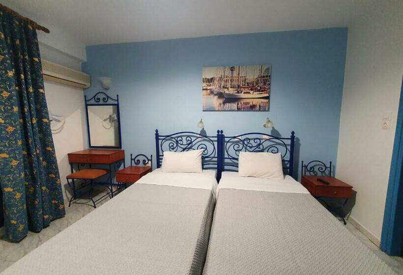 Номер Стандарт Вид на Море, Mike