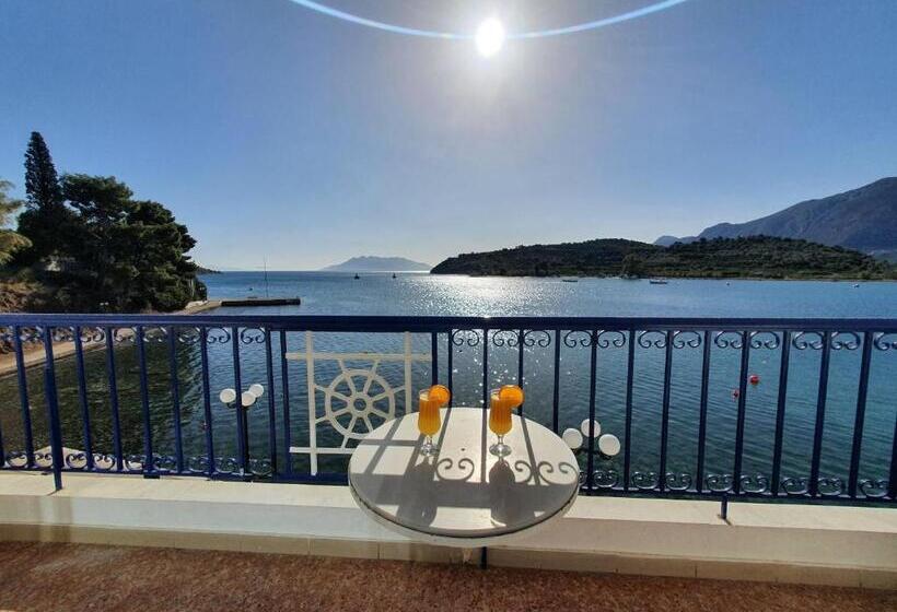 Номер Стандарт Вид на Море, Mike