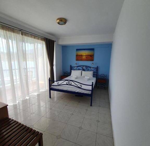 Номер Стандарт Вид на Море, Mike