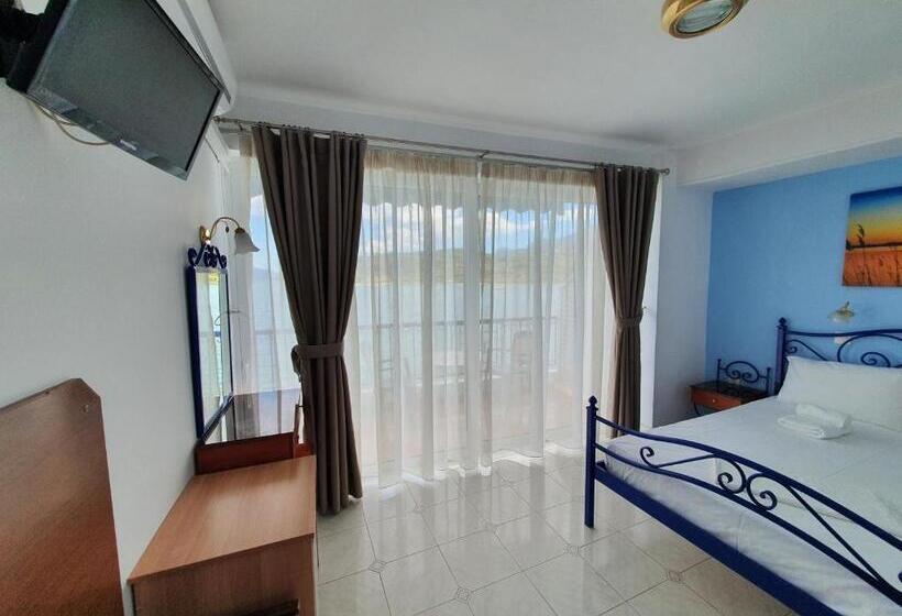 Номер Стандарт Вид на Море, Mike