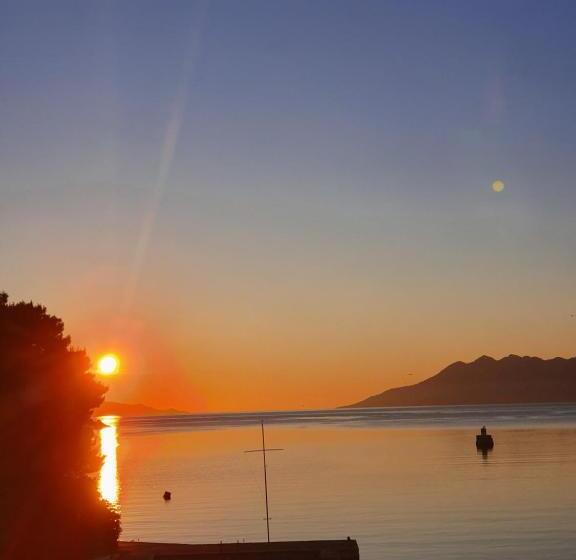 Номер Стандарт Вид на Море, Mike