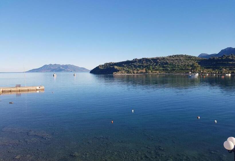 Номер Стандарт Вид на Море, Mike