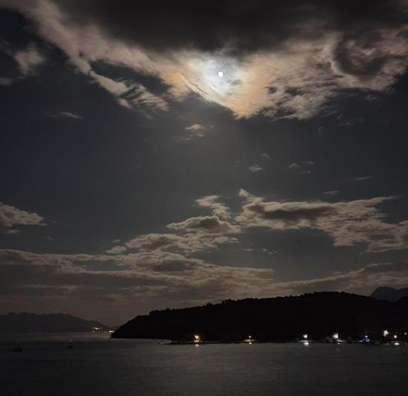 Четырехместный Номер Стандарт Вид на Море, Mike