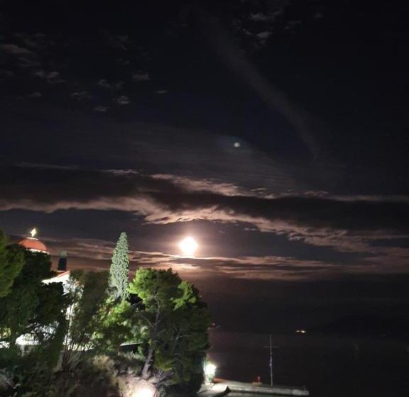 Четырехместный Номер Стандарт Вид на Море, Mike