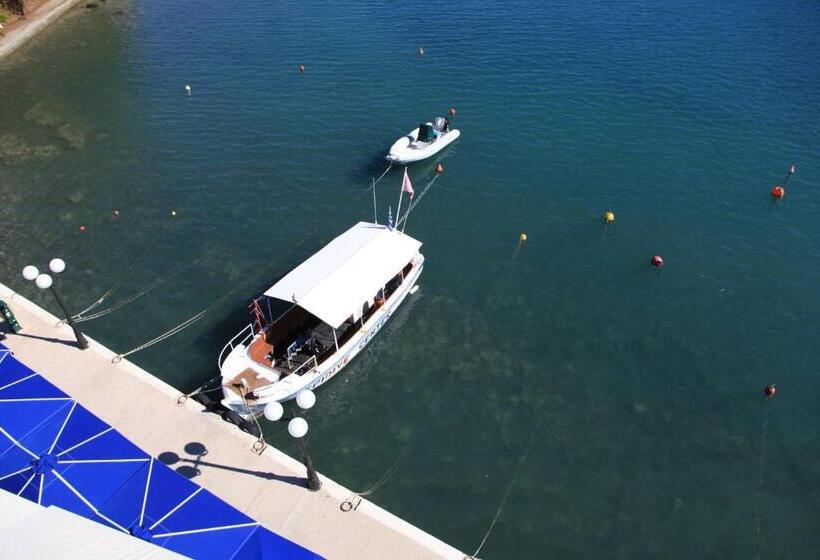 Номер Стандарт Вид на Море, Mike