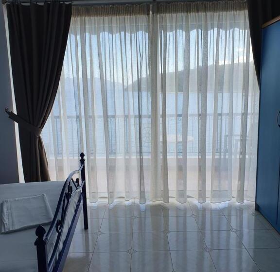 Triple Room Sea View, Mike