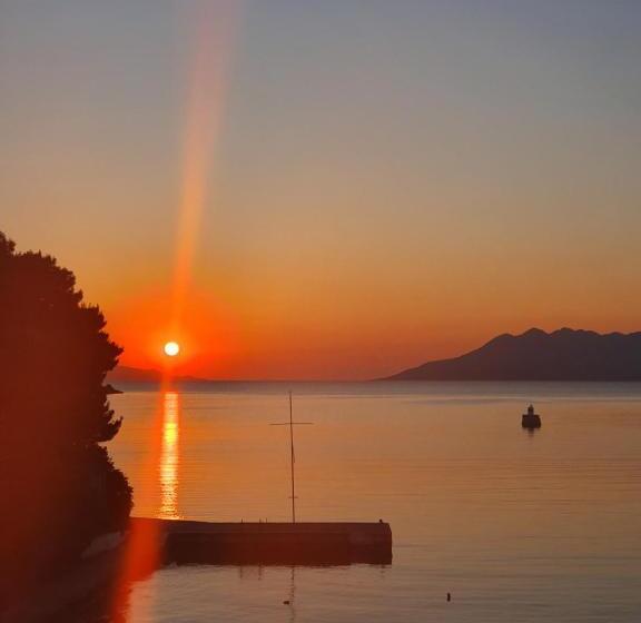 Номер Стандарт Вид на Море, Mike