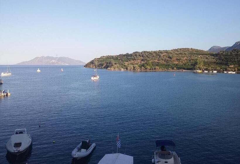 Номер Стандарт Вид на Море, Mike