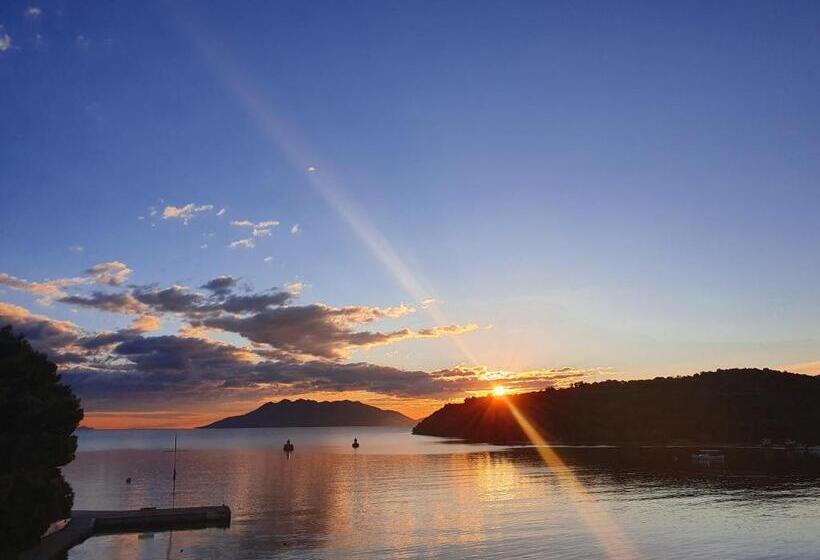 Triple Room Sea View, Mike