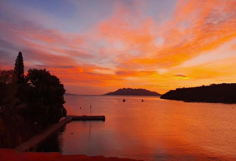 Triple Room Sea View, Mike