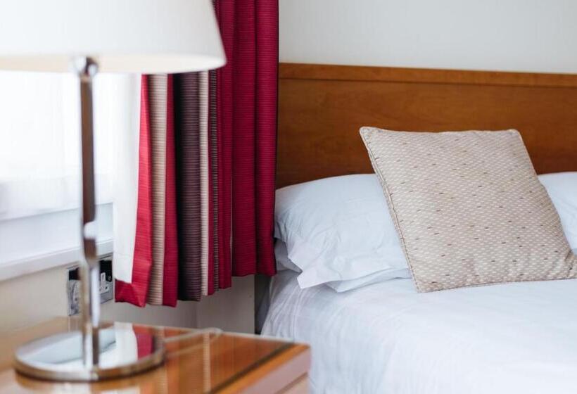 اتاق عادی, The Queens