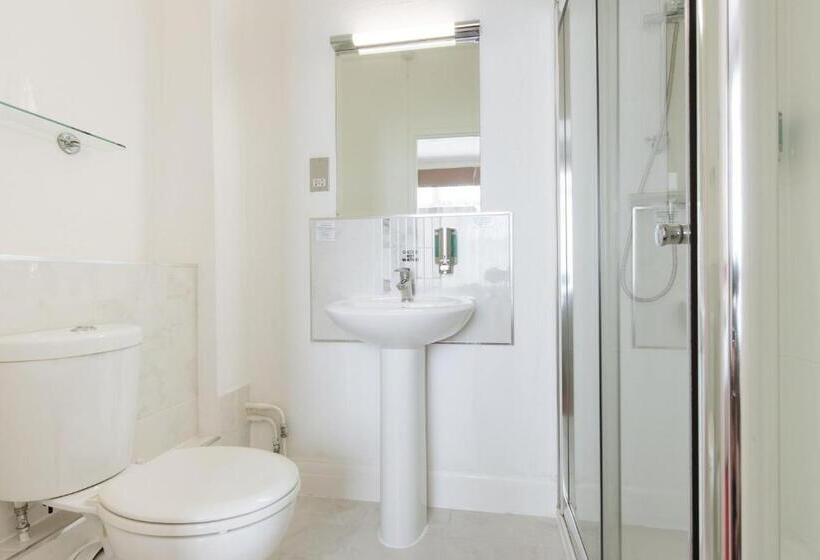 اتاق عادی, The Queens