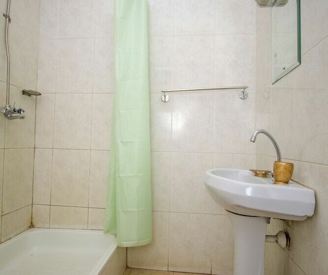 اتاق استاندارد یک نفره, Kisoro Tourist