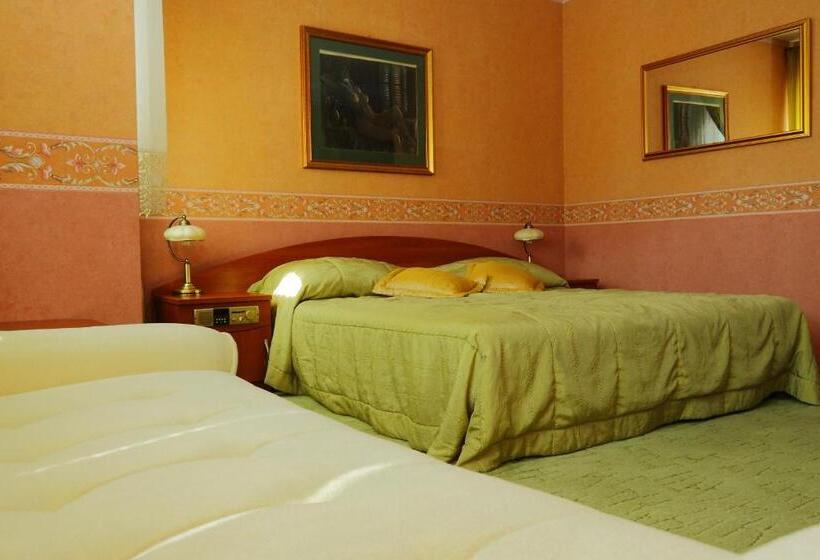 חדר משפחתי, Alexandra