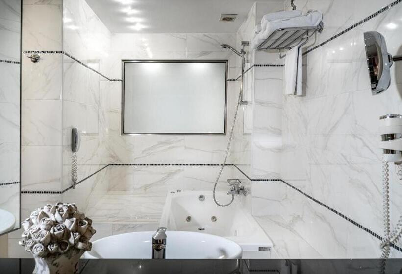 جناح جونيور مطلّ علي حمام السباحة, Danai Hotel & Spa
