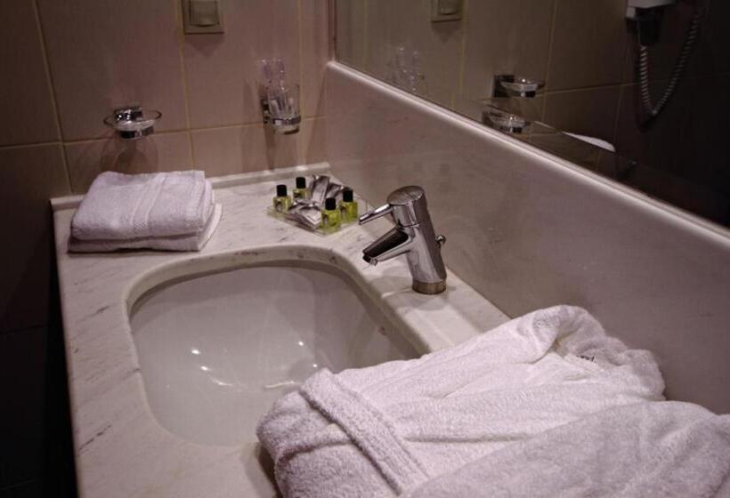 חדר סטנדרט לשלושה, Siris