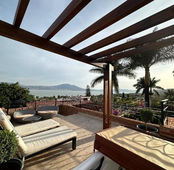 מיטת קינג בסוויטה, Lindo Ajijic Bed & Breakfast