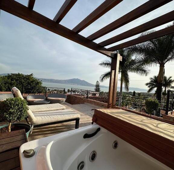 מיטת קינג בסוויטה, Lindo Ajijic Bed & Breakfast