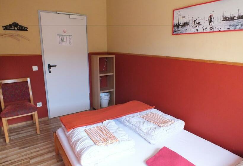 Standard Szoba, Max Hostel
