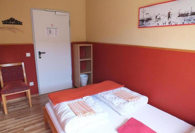 Standard Szoba, Max Hostel