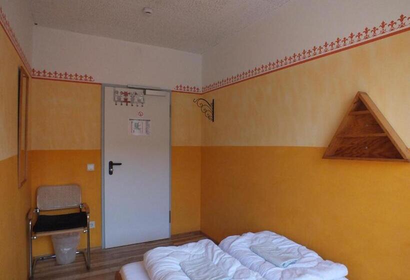 Номер Стандарт, Max Hostel