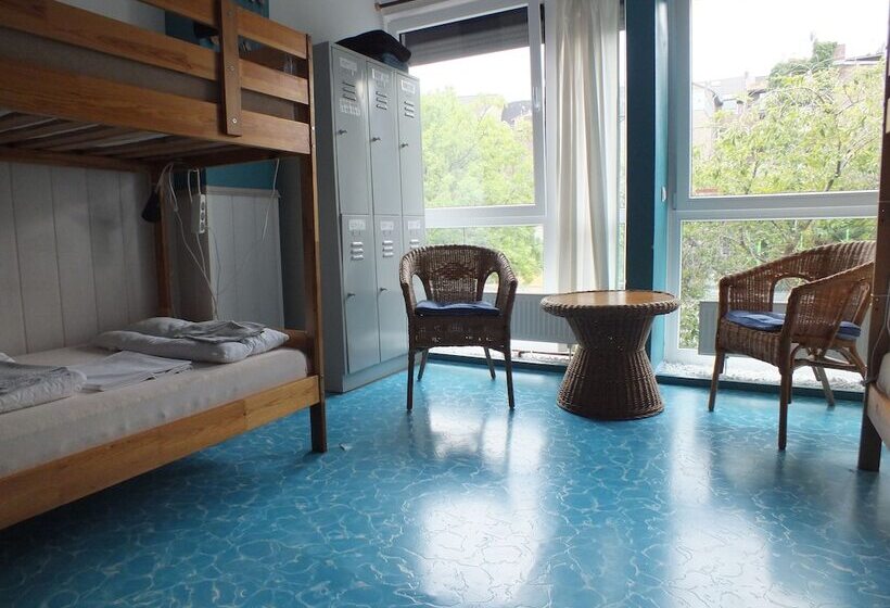 سرير فى غرفة مشتركه, Max Hostel