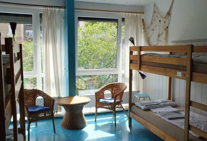 سرير فى غرفة مشتركه, Max Hostel