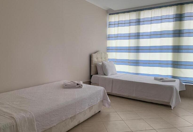 اتاق استاندارد چهارنفره با بالکن, Persani Hotel Free Parking