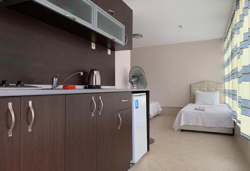 اتاق استاندارد چهارنفره با بالکن, Persani Hotel Free Parking