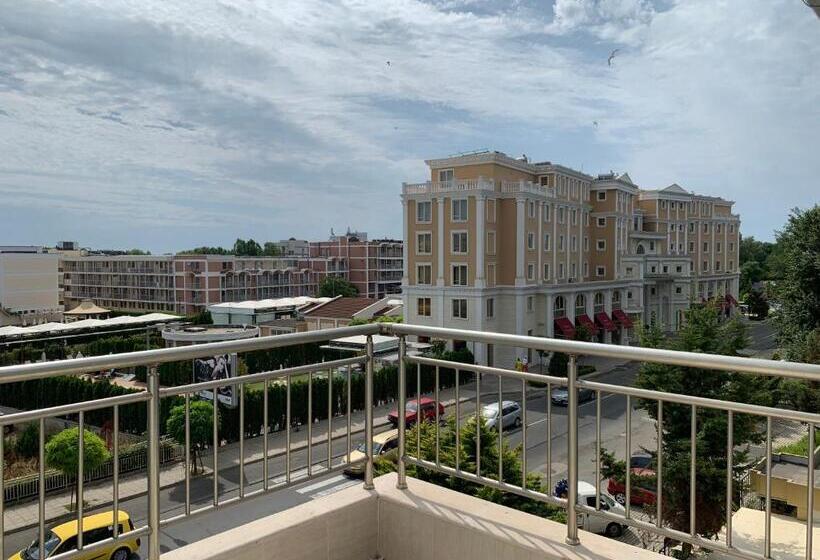 اتاق استاندارد چهارنفره با بالکن, Persani Hotel Free Parking