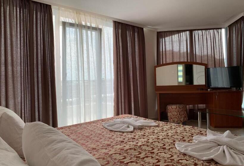 اتاق استاندارد چهارنفره با بالکن, Persani Hotel Free Parking