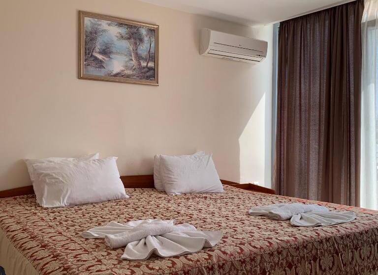 اتاق استاندارد چهارنفره با بالکن, Persani Hotel Free Parking