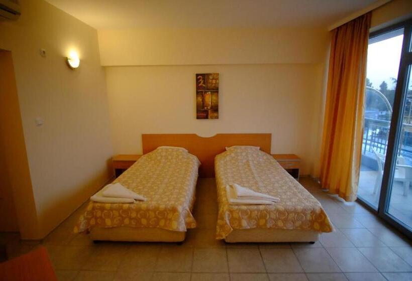 اتاق استاندارد سه تخته با بالکن, Persani Hotel Free Parking