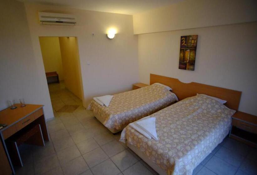 اتاق استاندارد سه تخته با بالکن, Persani Hotel Free Parking
