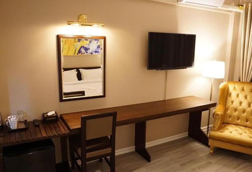 سوییت جونیور, Taris Art Hotel Phrae