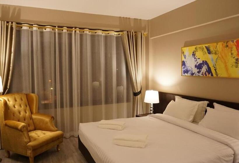 سوییت جونیور, Taris Art Hotel Phrae
