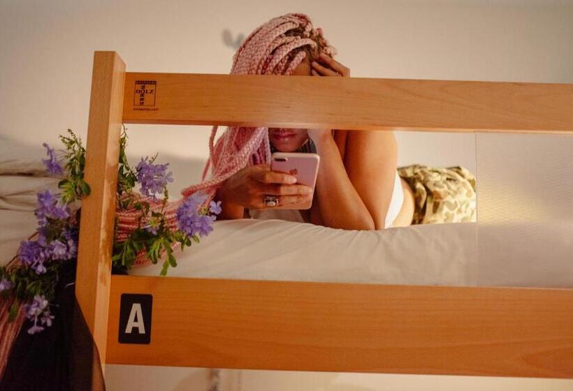 سرير فى غرفة مشتركه, The Quisby