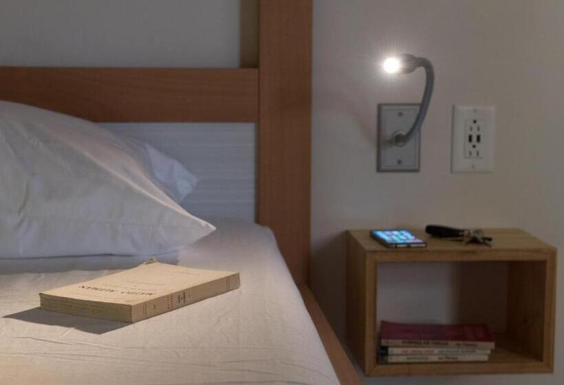 سرير فى غرفة مشتركه, The Quisby