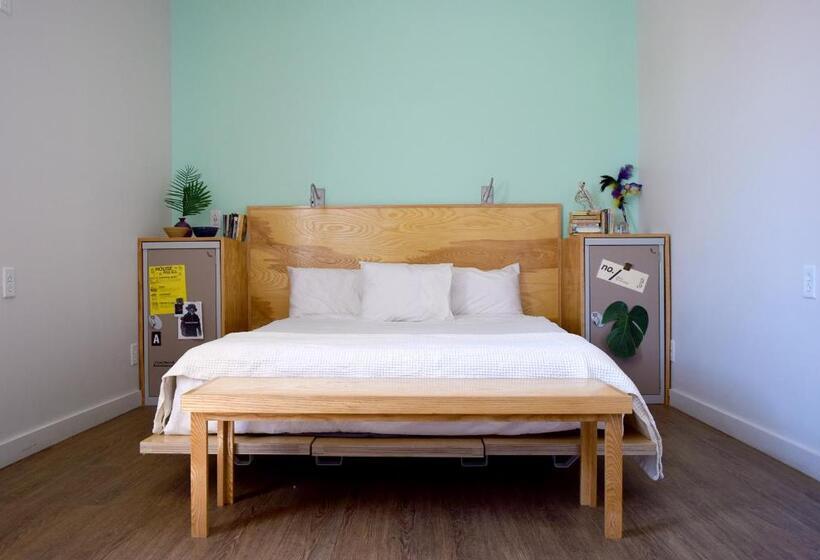 غرفة قياسية, The Quisby