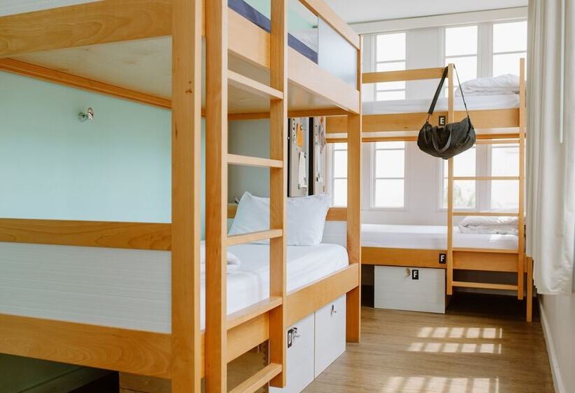 سرير فى غرفة مشتركه, The Quisby