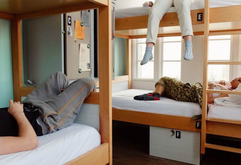 سرير فى غرفة مشتركه, The Quisby