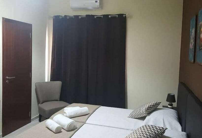 스위트, Almancil Hostel