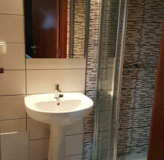 스위트, Almancil Hostel